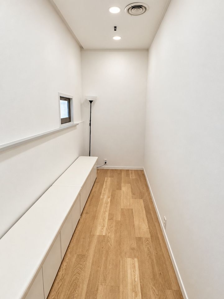 흰색 벤치가 있는 대기 공간